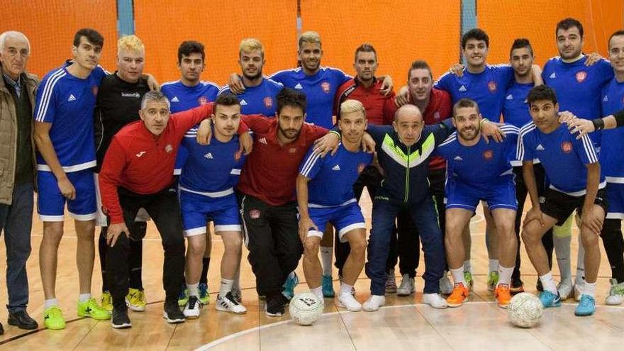 La plantilla del Zamora Importa posó ayer al finalizar el último entrenamiento de la temporada antes de viajar hoy a Canarias.