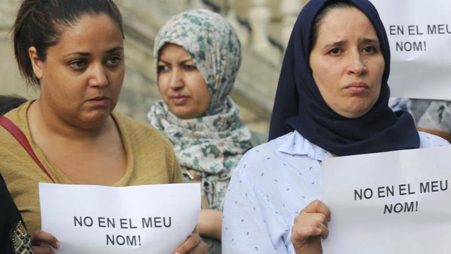 Un grup de dones, ahir, durant el minut de silenci de la comunitat musulmana a Ripoll.