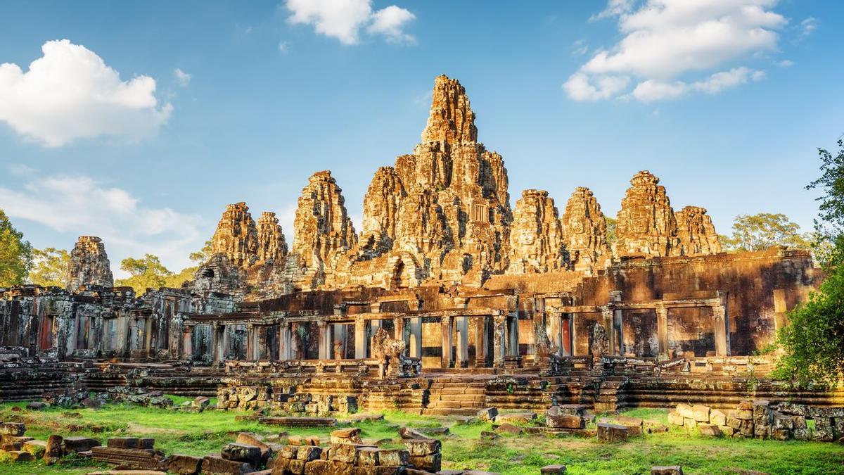 Descubre Angkor Thom, y mucho más, con esta ruta.