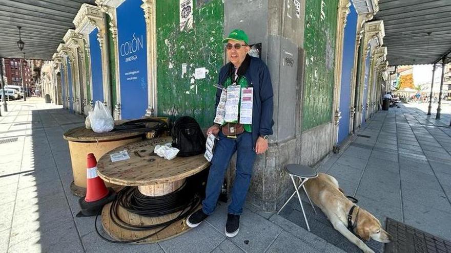 Un vendedor de la ONCE de Avilés pide que le devuelvan su icónico quiosco, retirado por unas obras