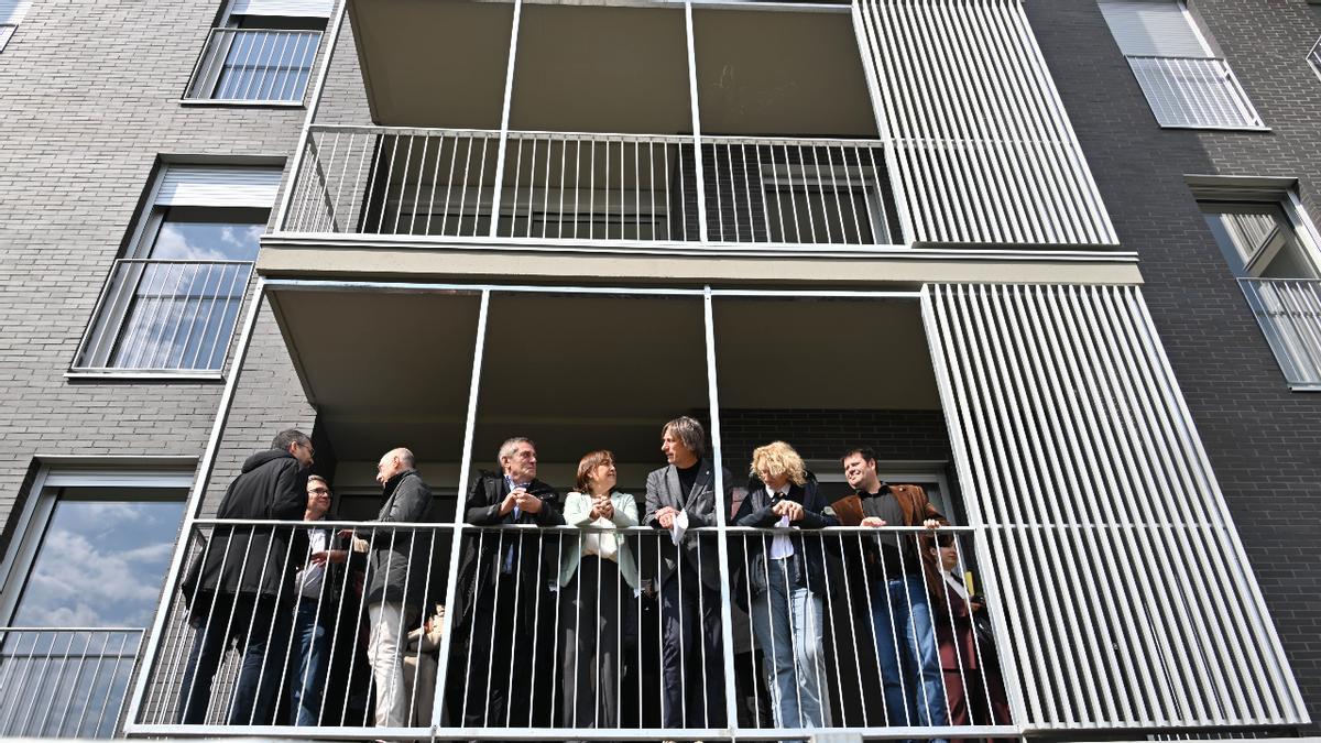 La consellera, Sílvia Paneque, acompañada del alcalde de Montgat, Andreu Absil, visitando una vivienda protegida de la primera convocatoria.