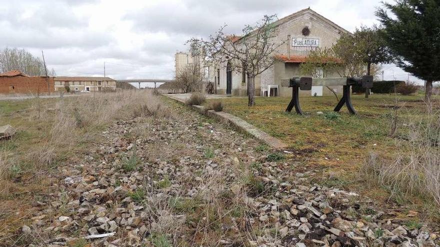 Aspecto que presentaba ayer la estación del tren de Pobladura del Valle, la última en territorio zamorano.