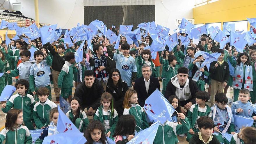 Hugo Álvarez, Burcio y Sara Debén, de charla con 300 niños de un colegio vigués