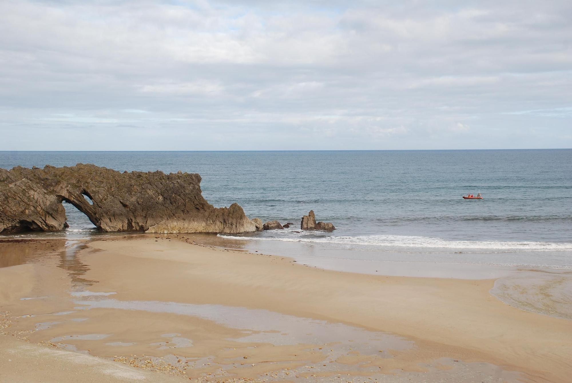 Búsqueda de un desaparecido en el mar en Llanes