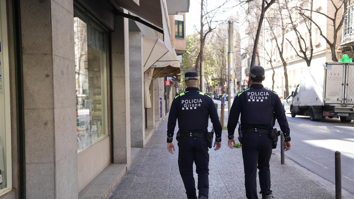Una imatge d'arxiu de dos agents de la Policia Municipal de Girona.