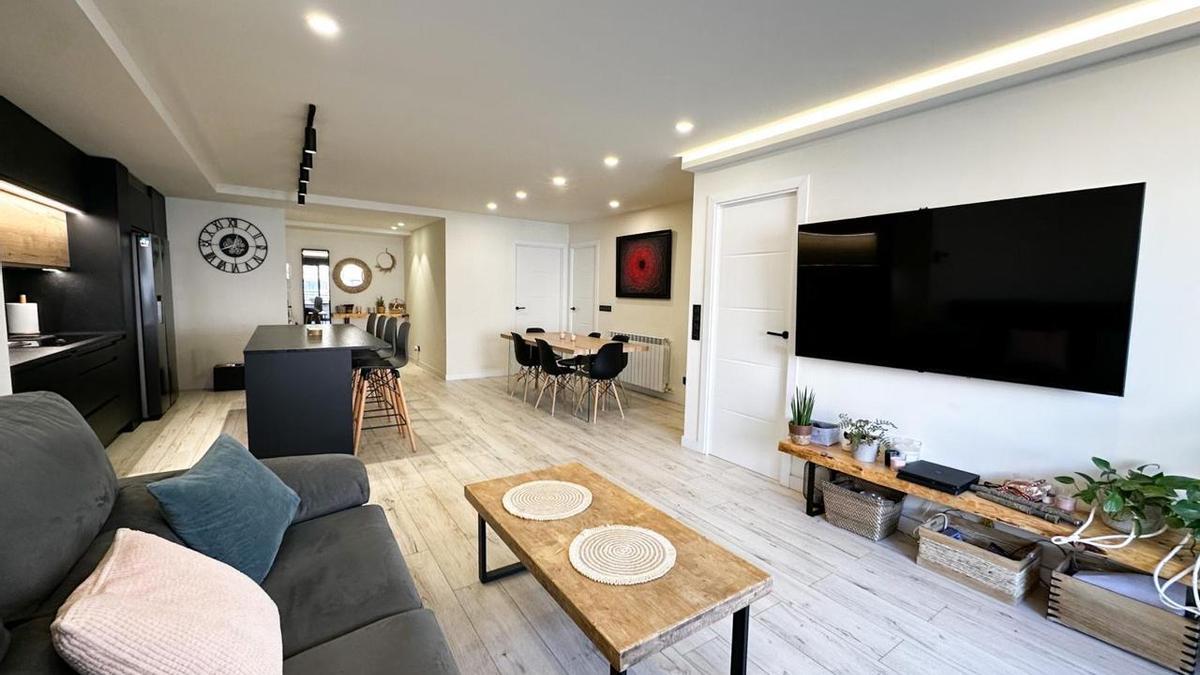 Salón con cocina abierta en la casa a la venta de La Paz