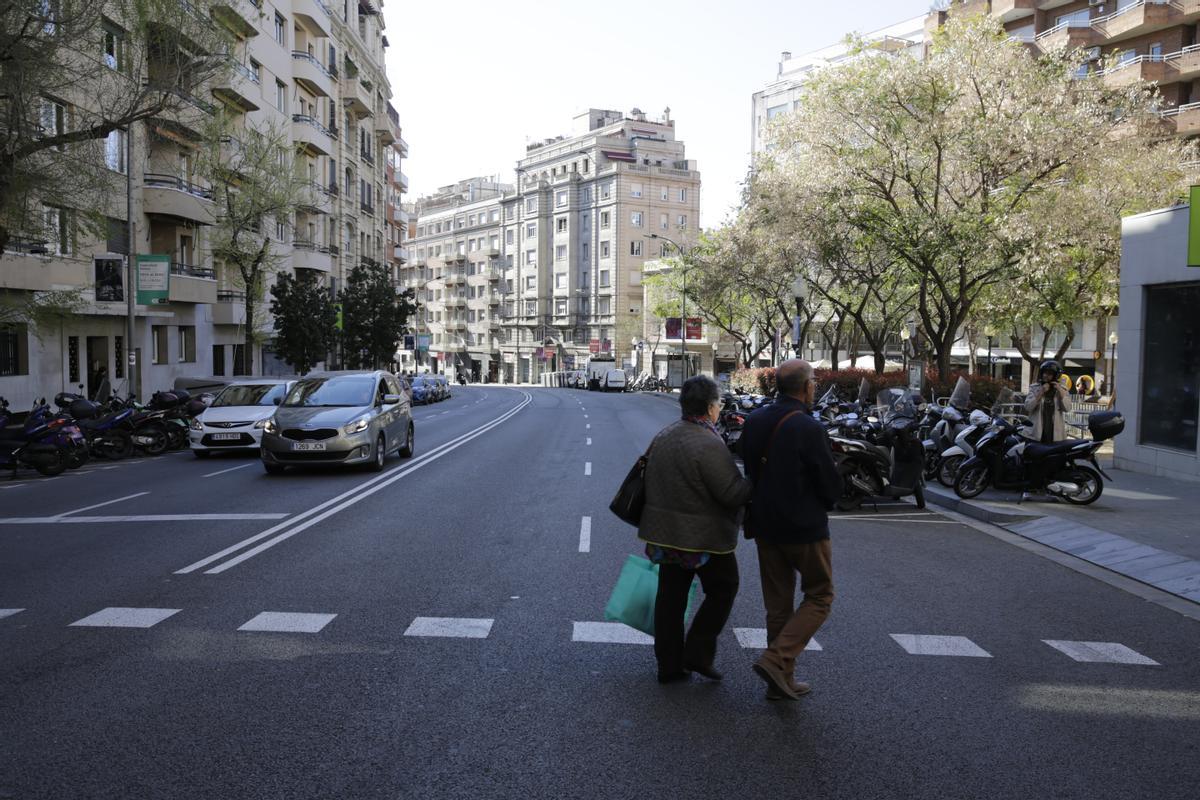 BARCELONA 04/04/2023 Barcelona. Tema sobre retos del próximo mandato. Reforma pendiente de Balmes, entre la plaza Molina y la plaza Kennedy. Fotos de Balmes con plaza Joaquim Folguera, donde está prevista una parada de la L9 que condiciona la reforma de la calle. FOTO de RICARD CUGAT