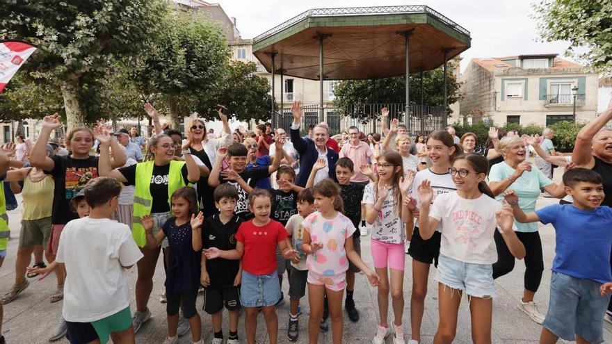 ¡Todos a bailar! Mayores, jóvenes y niños comparten pista en Bouzas