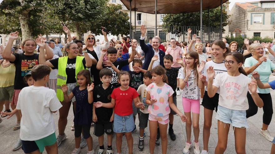 ¡Todos a bailar! Mayores, jóvenes y niños comparten pista en Bouzas