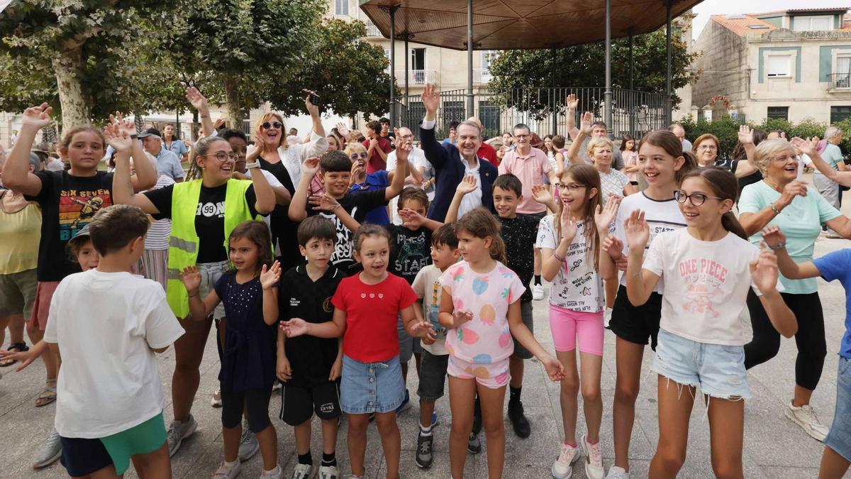 ¡Todos a bailar! Mayores, jóvenes y niños comparten pista en Bouzas