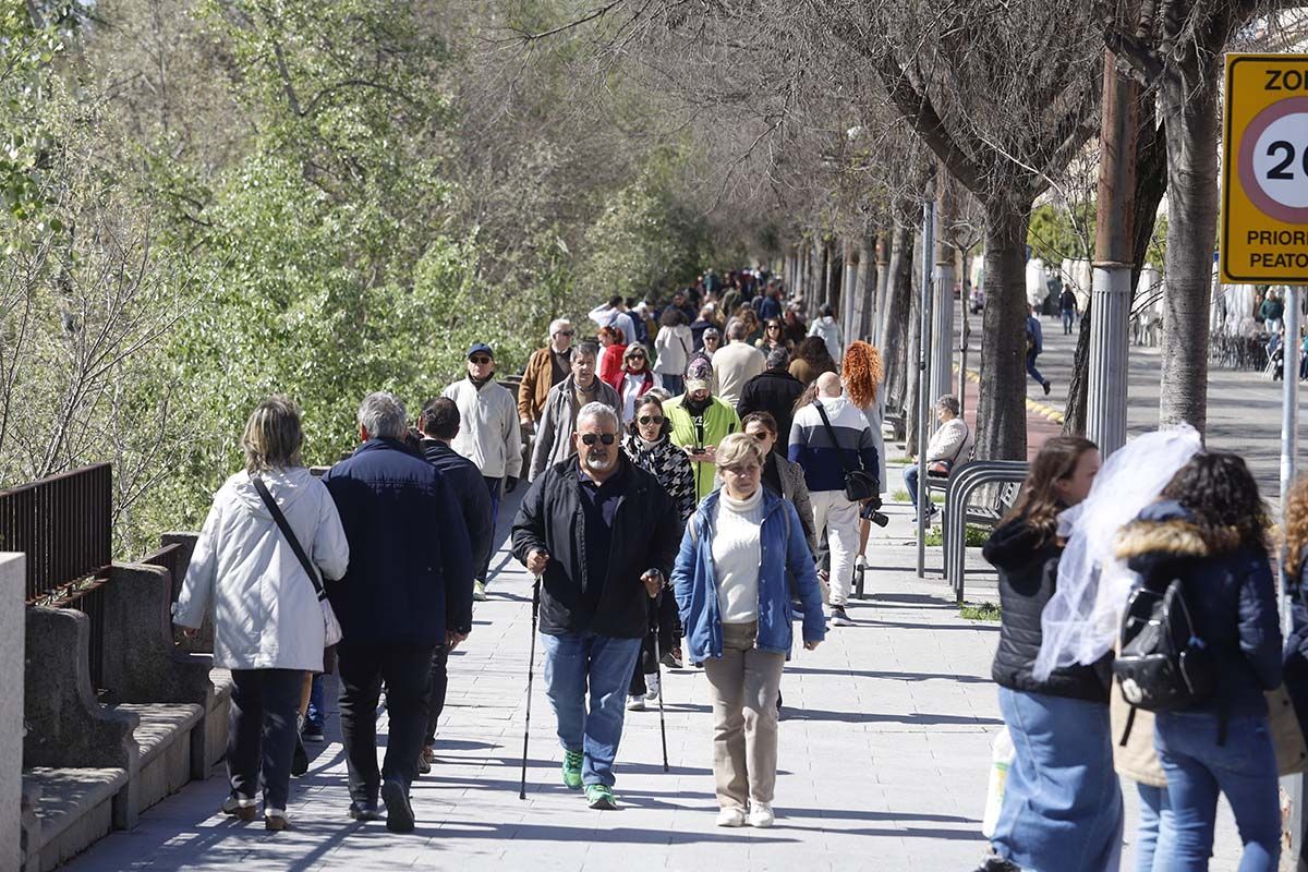 Los cordobeses se echan a la calle en la tregua de la lluvia