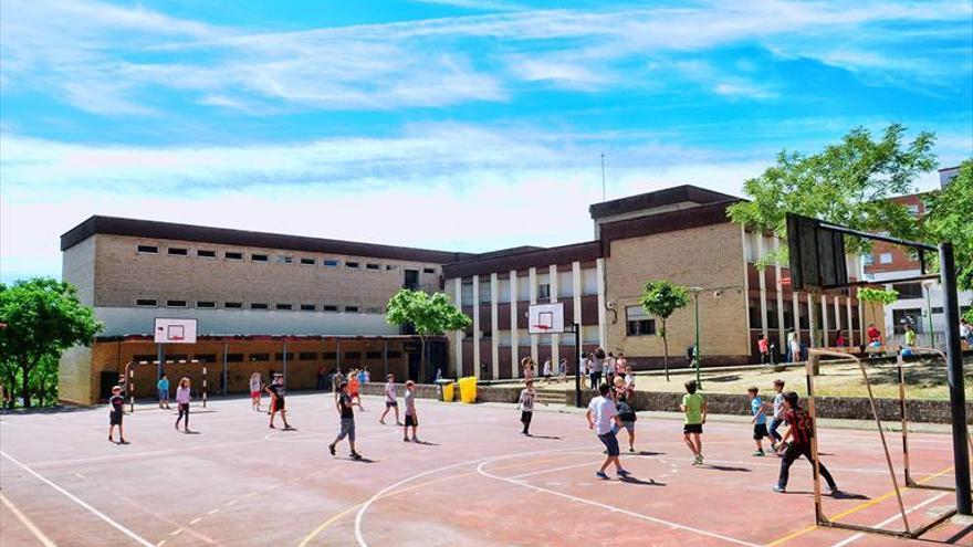 Los padres del colegio Miralvalle urgen reformas para atajar el frío