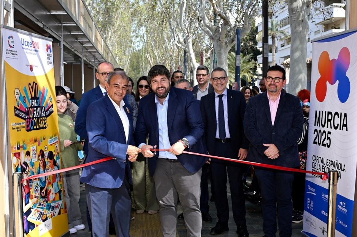 Fernando López Miras inauguró la sexta  edición de la Feria de Cooperativas Escolares.
