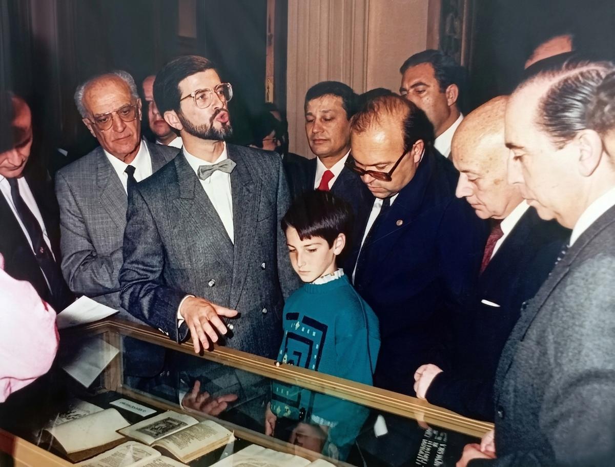 Gonzalo González, junto a su hijo Gonzalo, como comisario de la I Exposición Provincial de Numismática, de 1987.