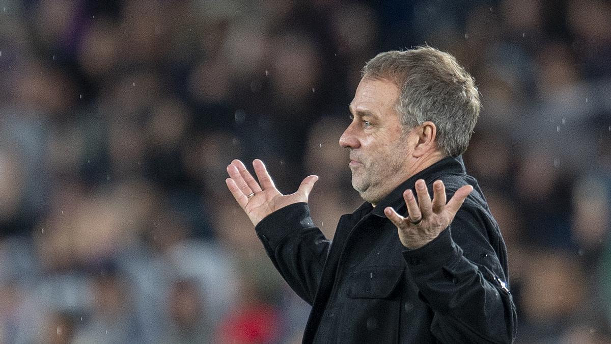 Hansi Flick gesticula en la banda del Camp Nou durante el partido contra el Oviedo