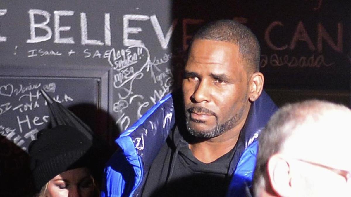 ecarrasco47077075 musician r  kelly leaves his chicago studio friday night  fe190223133409