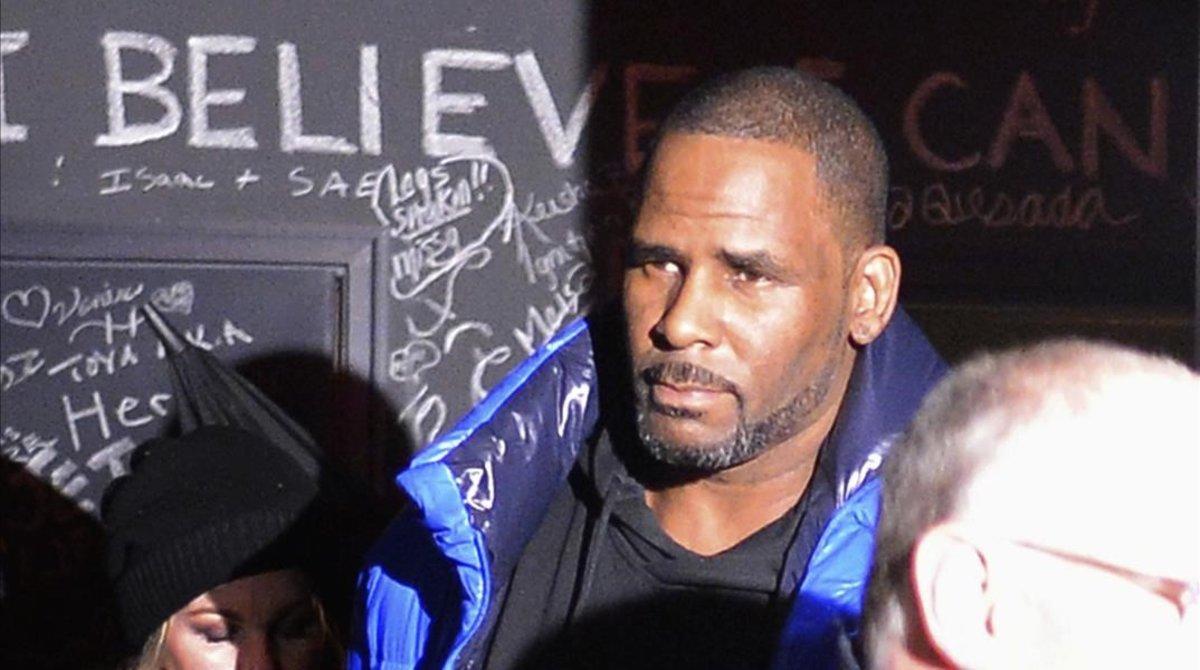 ecarrasco47077075 musician r  kelly leaves his chicago studio friday night  fe190223133409