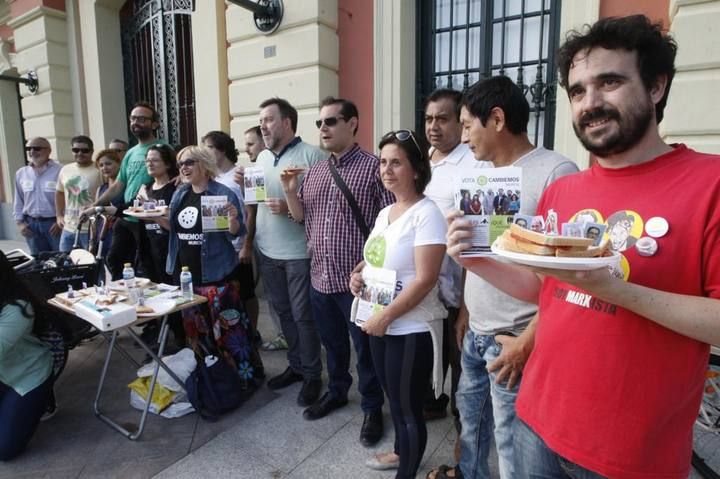 Cambiemos Murcia organiza una merienda de chorizos frente al Consistorio