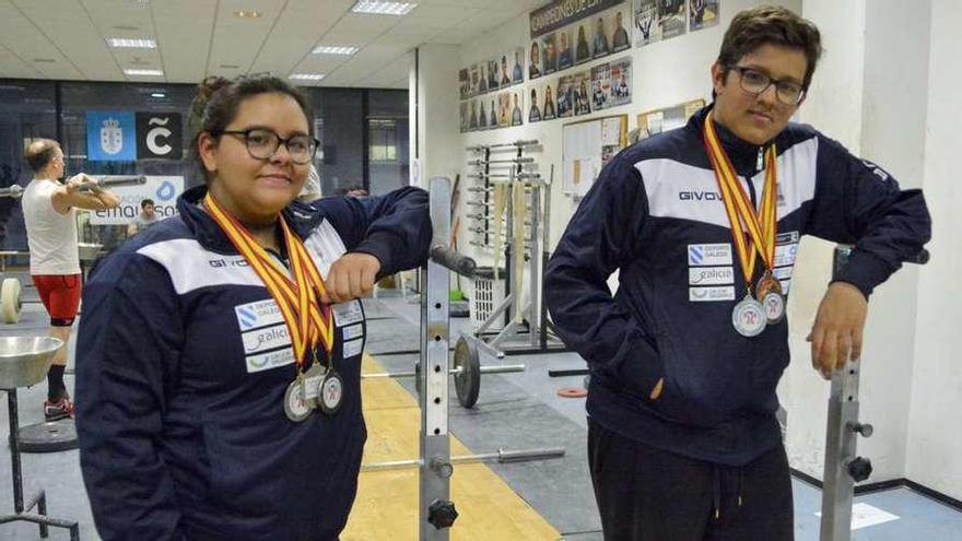 María y Álvaro Hernández posan con las medallas de plata conseguidas el pasado mes de enero.