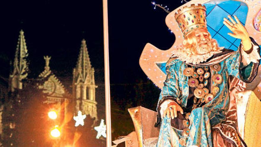 El rey Melchor saluda al público, con la Catedral al fondo, en la cabalgata de los Reyes Magos de hace dos años.