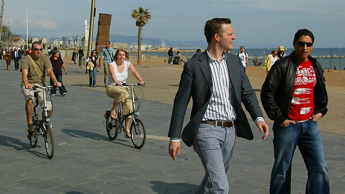 Gent passejant per un passeig marítim, en una imatge d'arxiu.
