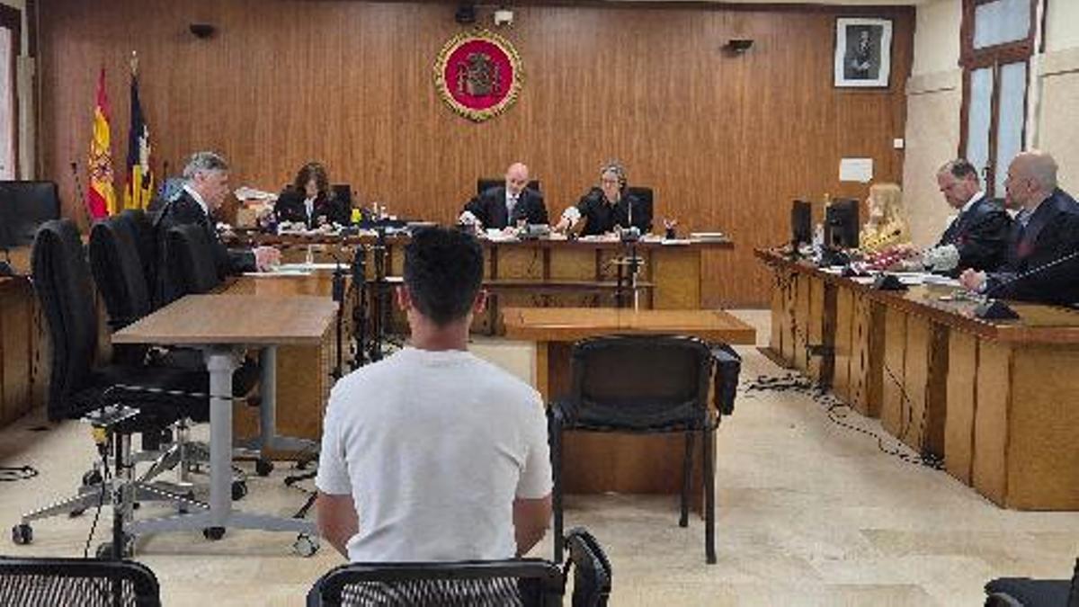 El condenado por violar a una joven en Magaluf durante el juicio celebrado este martes en la Audiencia.