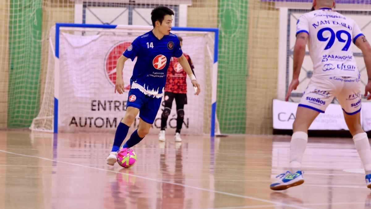 Shunta Uchida, jugador del Entrerríos Automatización, conduce el balón durante un partido.