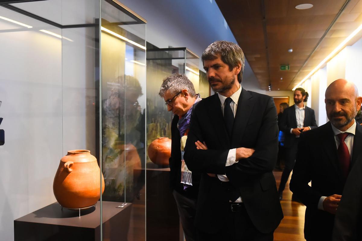 El ministro de Cultura Ernest Urtasun durante su visita al Museo de Málaga