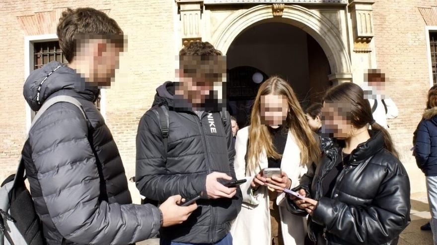 Primera jornada sin móviles en las aulas de la Región de Murcia: la ‘adicción’ vuelve de puertas para fuera