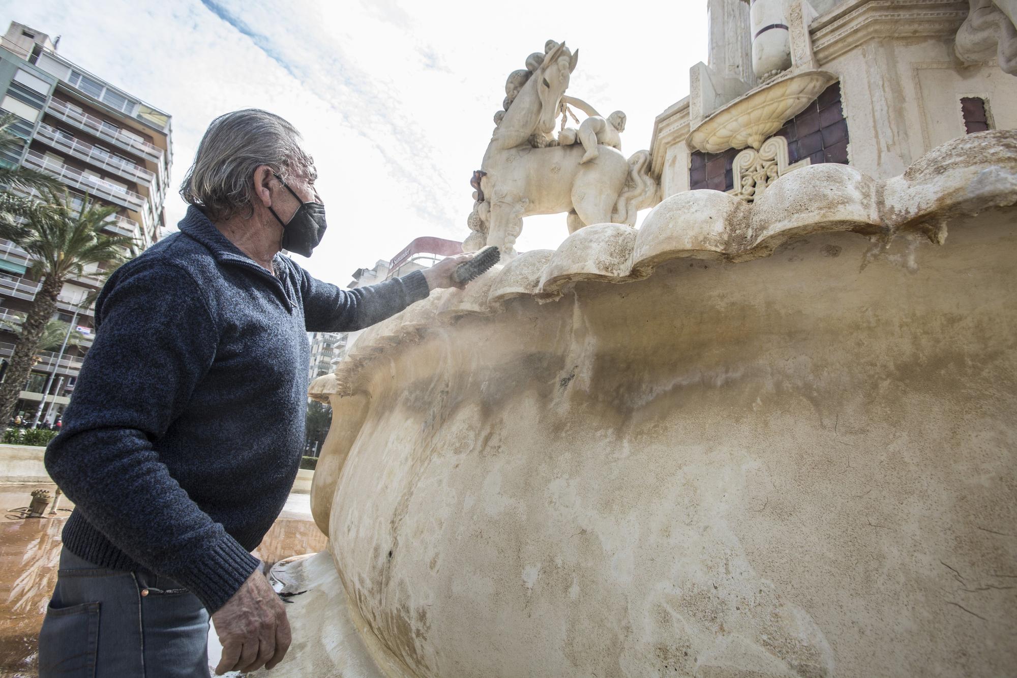 Así limpia a mano la fuente de Luceros de Alicante un espontáneo