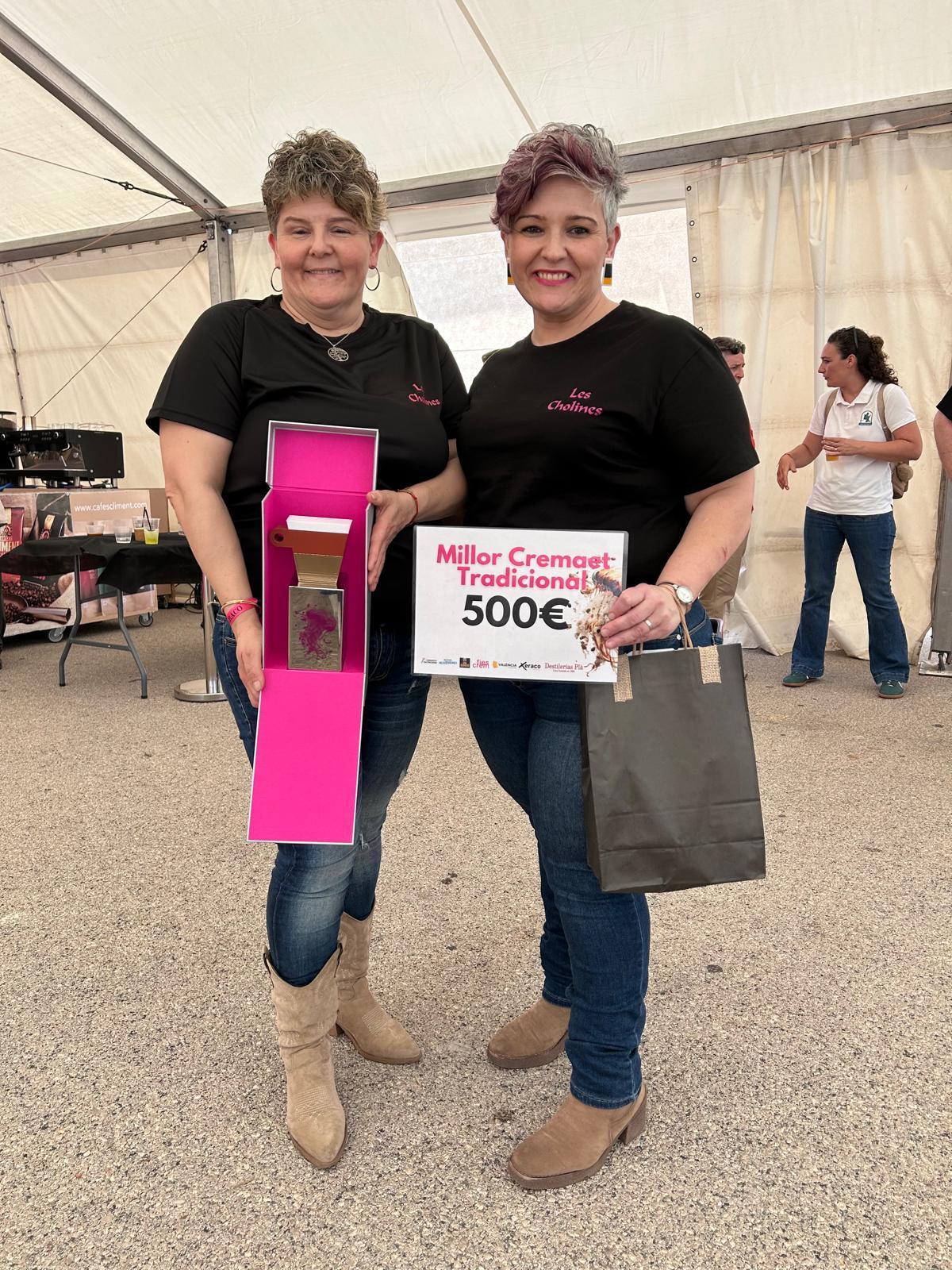 Imagen de las propietarias de Les Cholines con el premio obtenido este jueves en Xeraco.