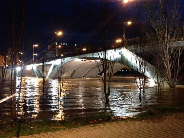 Fotogalería: La crecida del Ebro a su paso por Zaragoza