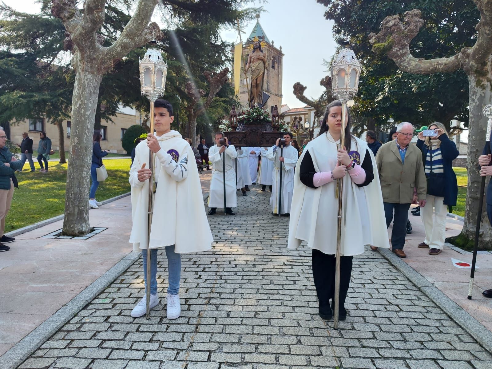 Procesión del resucitado en Villaviciosa: la nueva Virgen de la Semana Santa que concentra todas las miradas
