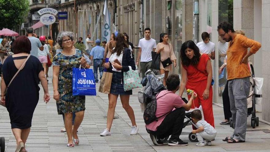 La calle Alcalde Rey Daviña, una de las &quot;millas de oro&quot; del comercio de Vilagarcía, ayer por la tarde. // Iñaki Abella