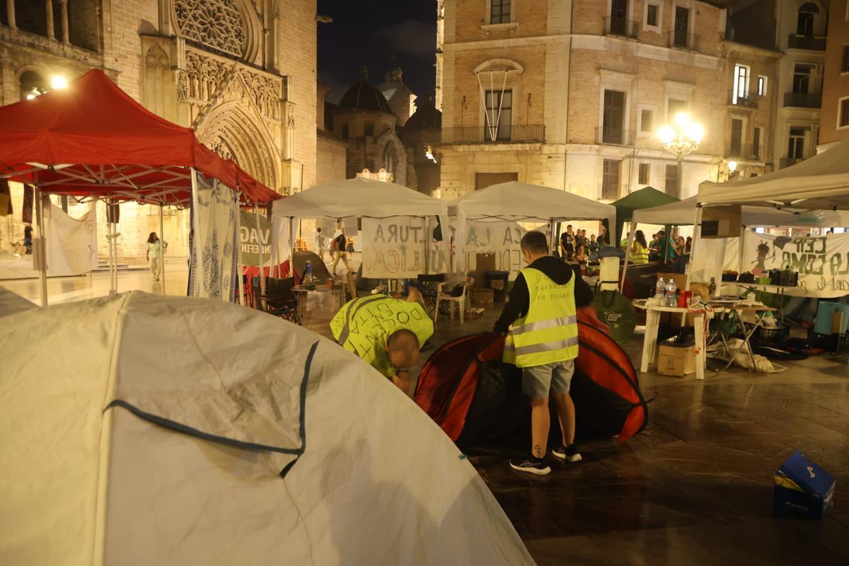 Se levanta la acampada de los docentes en plaza de la Virgen tras nueve días y la suspensión de la huelga
