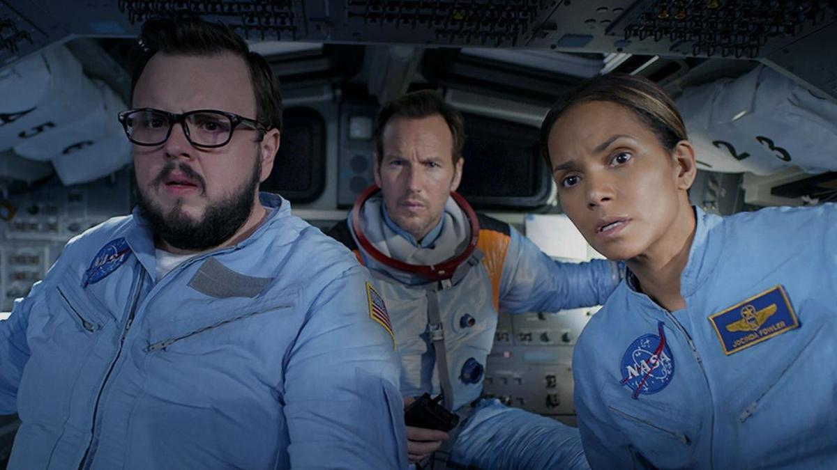 John Bradley, Patrick Wilson y Halle Berry, en un fotograma de 'Moonfall' 