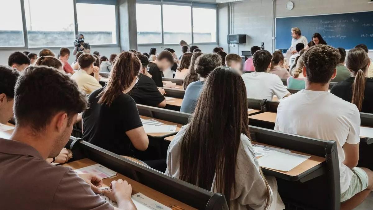 Schüler der Oberstufe bei der Hochschulaufnahmeprüfung an der UIB.