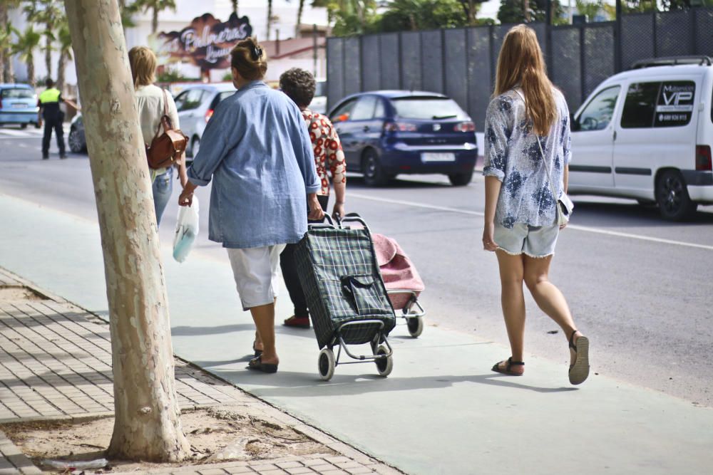 El nuevo recinto para el mercadillo de Torrevieja de los viernes se estrenó con una gran afluencia de usuarios, lo que provocó problemas de tráfico y falta de autobuses de transporte.