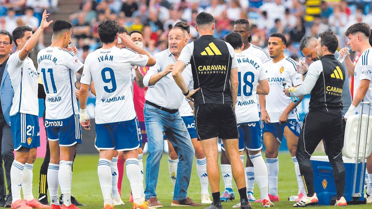 Víctor Fernández da instrucciones a sus jugadores en el partido ante el Elche.
