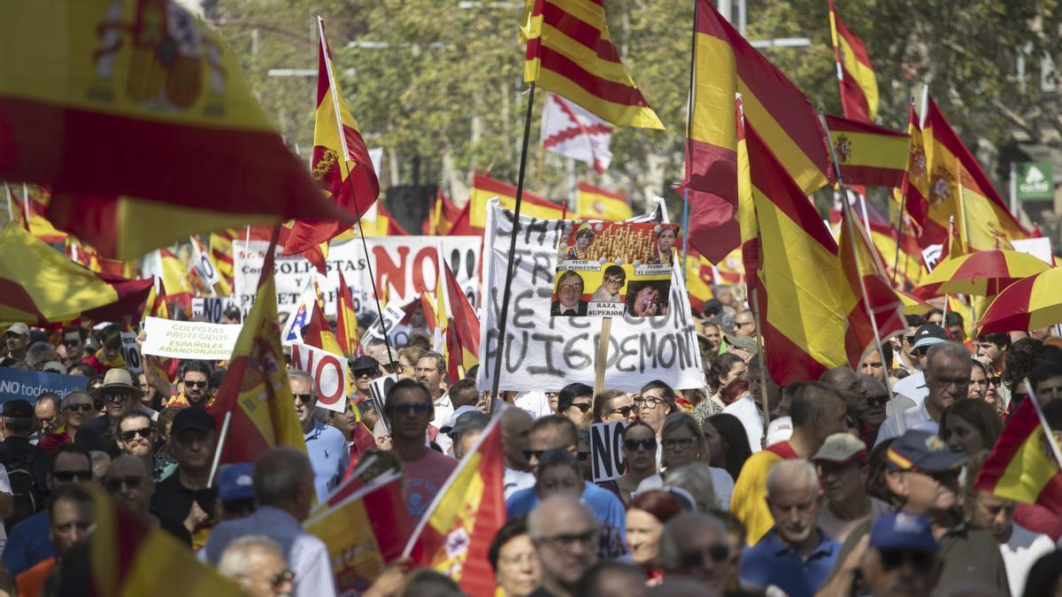Miles de personas acuden a la manifestación convocada en Barcelona contra la amnistía