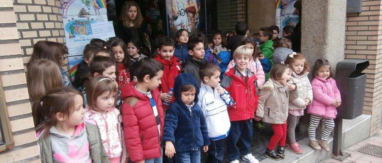 Los niños de Cerredo y de Luiña (Ibias) se reúnen para pasar una mañana de cine