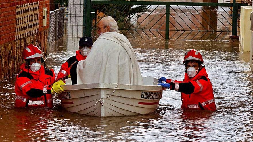 Los bomberos rescatan a una persona en Castelló durante una jornada de intensas lluvias.