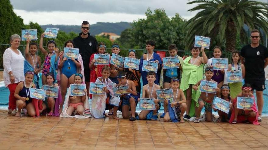 Más de cuarenta niños inician los cursos de natación en piscinas de Carral