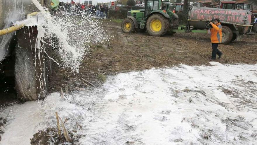 Protesta de ganaderos contra la caída de precios de la leche en 2011.