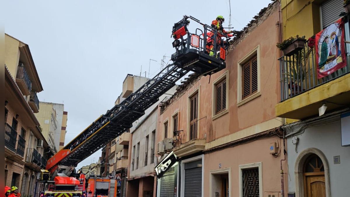 El desprendimiento ha impactado contra varios vehículos y la cartelería de un comercio