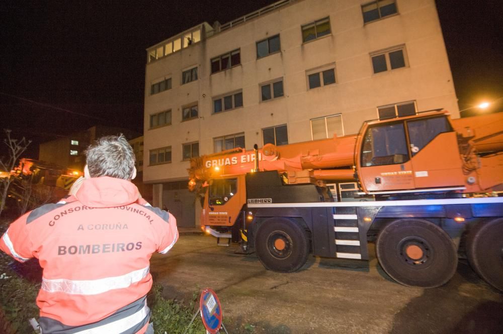 Grúas retiran restos de la cubierta de Pescanova