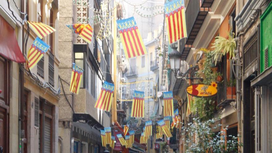 Banderitas de Fallas adornan una calle.