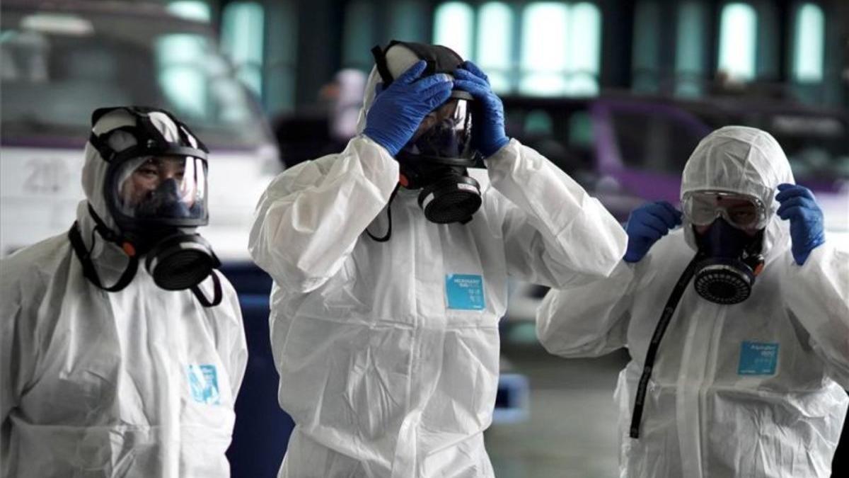 Personal médico con trajes herméticos ante el contagio del coronavirus de Wuhan.