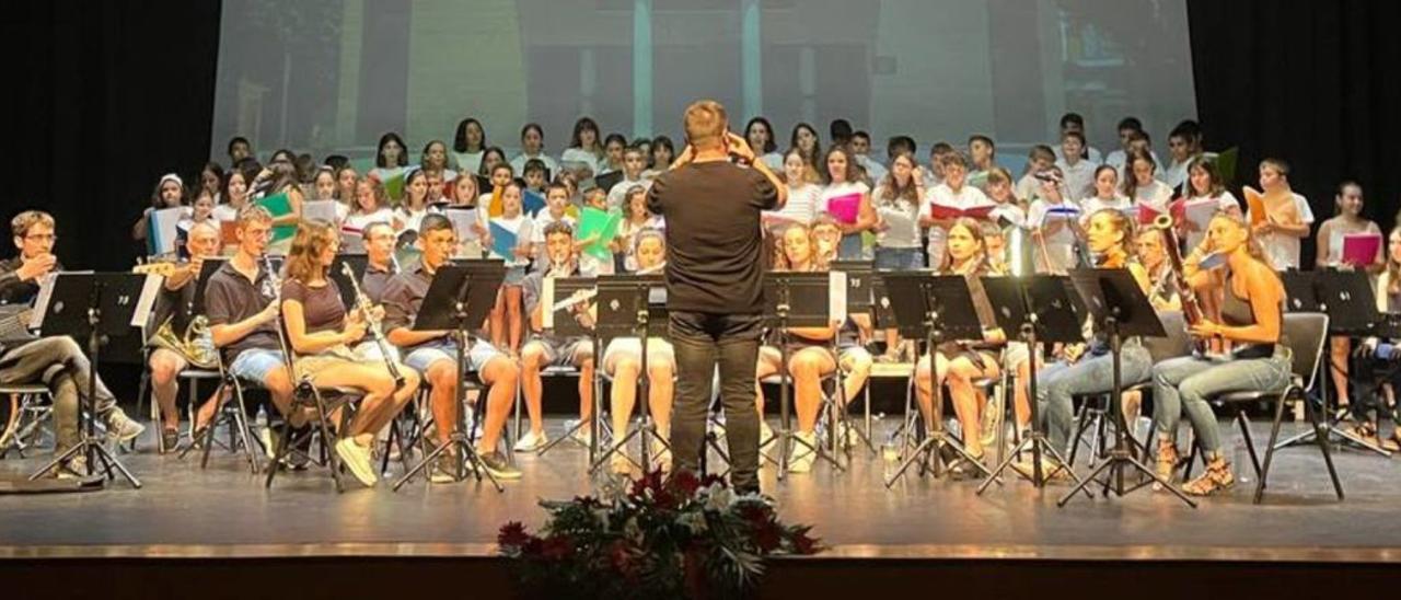 Tavernes de la Valldigna   Fin de curso del Centre d’Ensenyances Musicals Mestre Arnau y Escola Municipal d’Arts Plàstiques