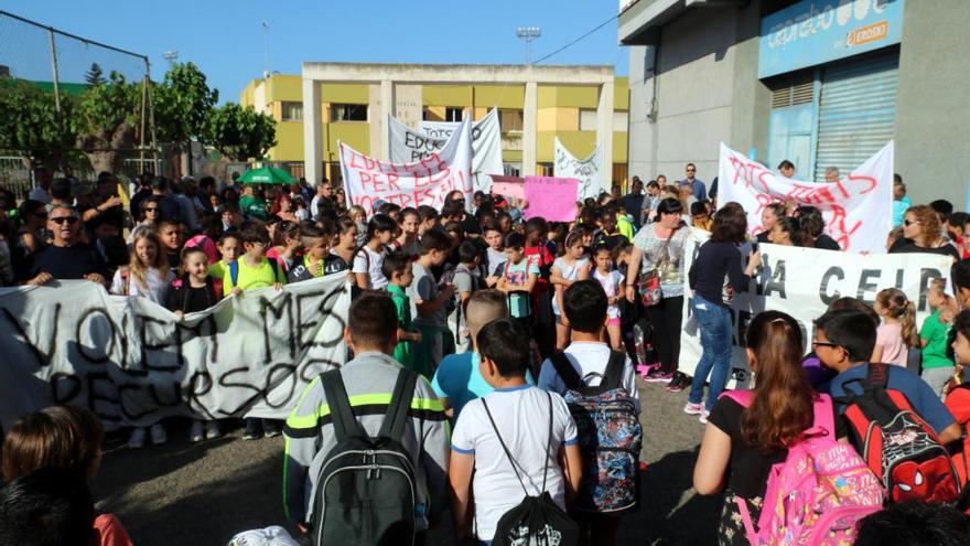 Protesta de 300 pares i alumnes del Pere Torrent de Lloret per exigir més recursos